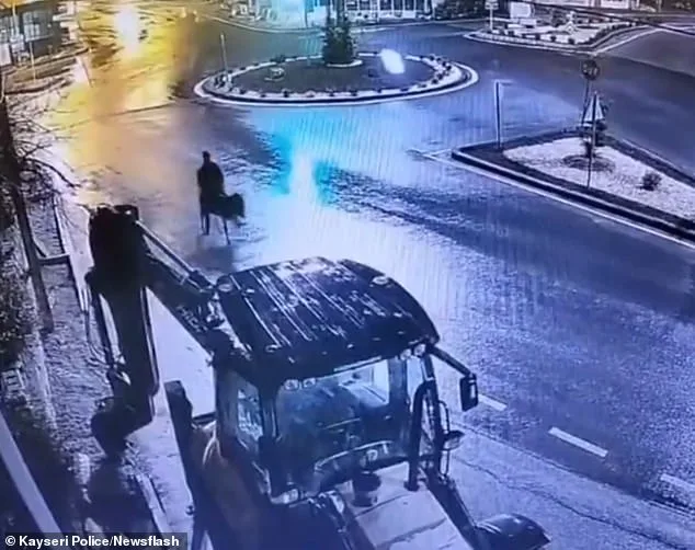 Bizarre Jewelry Heist in Kayseri: 26-Year-Old Suspect Uses Forklift and Donkey to Steal Gold