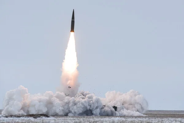 Russian Missile Strikes Escalate in Ukraine, Targeting Infrastructure and Energy Facilities